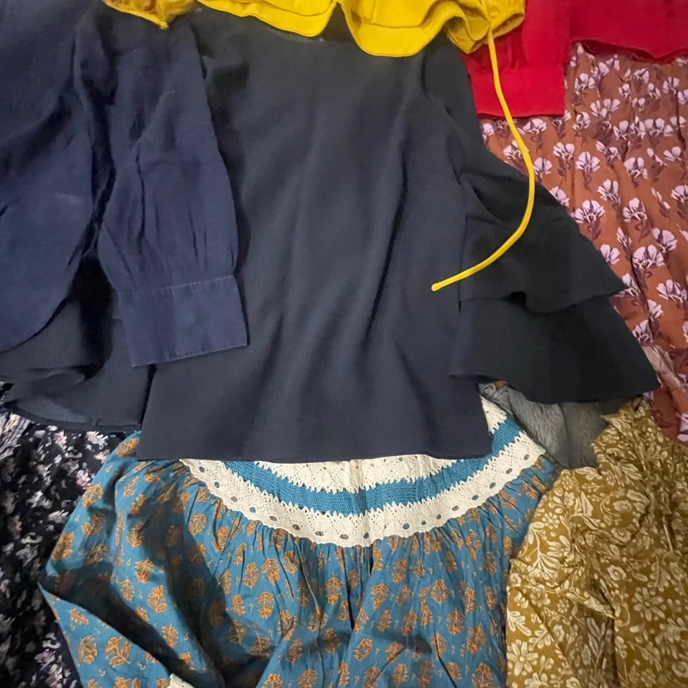 Assorted 16 Women's Blouses Collection - Picture 11 of 16